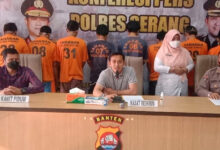 Konferensi Pers penangkapan 14 pelaku judi di Serang. Foto: Yono