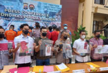 Kabid Humas Polda Banten, Kombel Pol Shinto Silitonga gelar konferensi pers praktik perjudian. Foto: Aden Hasanudin