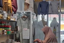 Perlengkapan haji di Cilegon. foto: Antara