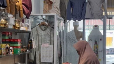 Perlengkapan haji di Cilegon. foto: Antara