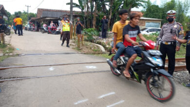 Ini perlintasan KA di Desa Silebu tanpa palang pintu yang rawan ditabrak KA. Foto: Aden Hasanudin