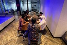 Pernikahan tersangka film porno di kantor polisi. Foto: LKBN Antara