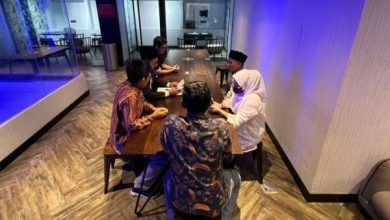 Pernikahan tersangka film porno di kantor polisi. Foto: LKBN Antara