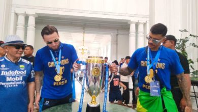 Piala Juara Liga 1 yang diraih Persib Bandung. Foto: Antara