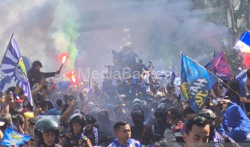 Ratusan ribu bobotoh Persib Bandung tumpah ruah ke jalanan. Foto Antara