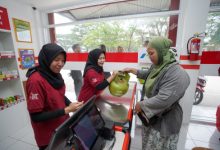 Pegawai Koperasi Merah Putih melayani pembelian gas LPG 3 Kg. foto Pertamina Patra Niaga