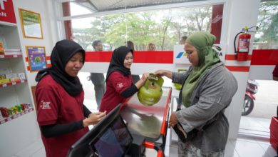 Pegawai Koperasi Merah Putih melayani pembelian gas LPG 3 Kg. foto Pertamina Patra Niaga