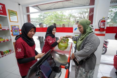 Pegawai Koperasi Merah Putih melayani pembelian gas LPG 3 Kg. foto Pertamina Patra Niaga