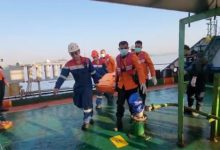 MT Mauhau, tangker Pertamina Patra Niaga menyerahkan korban KMP Virgo Tranport 8. Foto Pertamina Patra Niaga