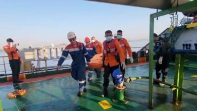 MT Mauhau, tangker Pertamina Patra Niaga menyerahkan korban KMP Virgo Tranport 8. Foto Pertamina Patra Niaga