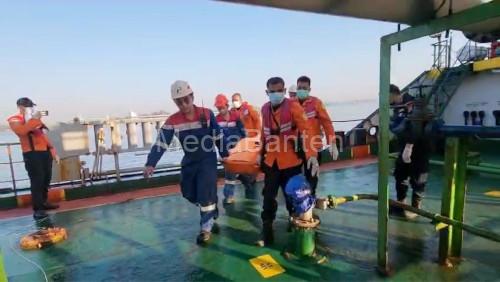 MT Mauhau, tangker Pertamina Patra Niaga menyerahkan korban KMP Virgo Tranport 8. Foto Pertamina Patra Niaga