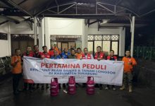 Pertamina Patra Niaga RJBB serahkan bantuan ke korban banjir Sukabumi. Foto: Humas Pertamina Patra Niaga RJBB