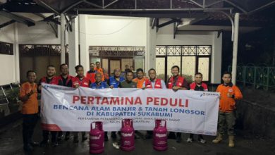 Pertamina Patra Niaga RJBB serahkan bantuan ke korban banjir Sukabumi. Foto: Humas Pertamina Patra Niaga RJBB