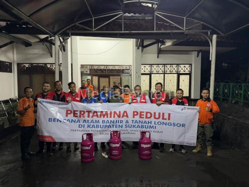 Pertamina Patra Niaga RJBB serahkan bantuan ke korban banjir Sukabumi. Foto: Humas Pertamina Patra Niaga RJBB