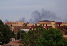 Asap mengepul akibat pertempuran di Khortum, Sudan. Foto: ArabNews