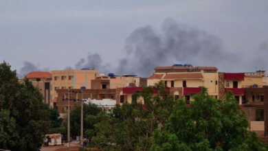 Asap mengepul akibat pertempuran di Khortum, Sudan. Foto: ArabNews