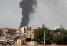 Kepuplan asap dan dentuman senjata di Khortum, Ibukota Sudan. Foto: Arab News