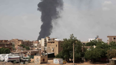 Kepuplan asap dan dentuman senjata di Khortum, Ibukota Sudan. Foto: Arab News
