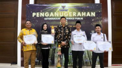 Sekda Kabupaten Serang, Zaldi Dhuhana dan jajaran Perumda Al Bantani menerima anuger KIP. foto Arief Sholeh