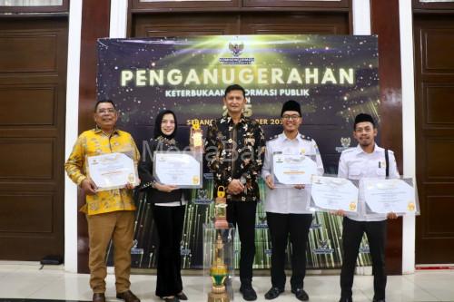 Sekda Kabupaten Serang, Zaldi Dhuhana dan jajaran Perumda Al Bantani menerima anuger KIP. foto Arief Sholeh