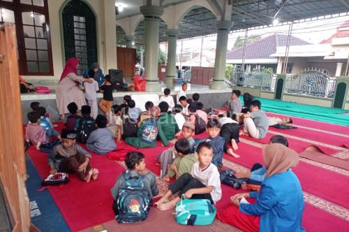 Pesantren kilat di Masjid Al Ikhlas Perumahan Gedong Cilegon. Foto Daeng Yusvin