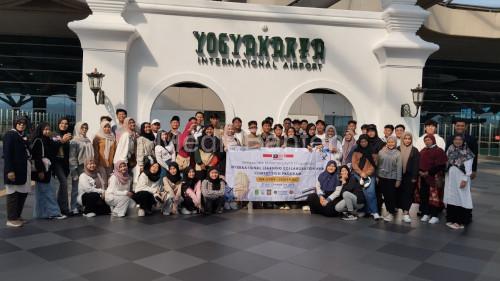 Murid SMA Muhi Yogyakarta di Bandara Yogyakarta. Foto: Yusron Ardi Darma