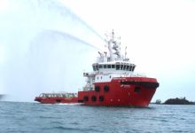 Kapal Pertamina menegar oil boom dalam kasus KMP Batu Mandi. Foto Pertamina