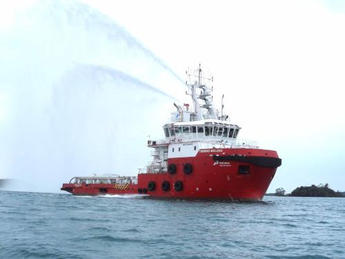 Kapal Pertamina menegar oil boom dalam kasus KMP Batu Mandi. Foto Pertamina