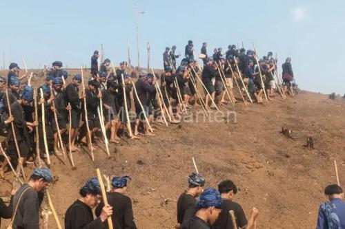 Ratusan petani Baduy mulai menanam padi huma. Foto Antara