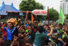 Para petarung lapir baja meraih yang tercepat dan terbaik.