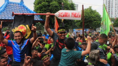 Para petarung lapir baja meraih yang tercepat dan terbaik.