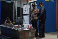 Peti jenazah ABK KM Arpadatu I sat akan dikirim ke Jakarta. Foto Antara