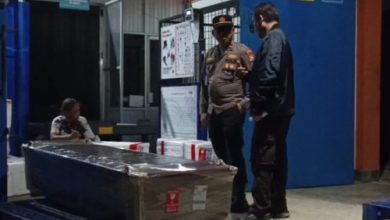 Peti jenazah ABK KM Arpadatu I sat akan dikirim ke Jakarta. Foto Antara