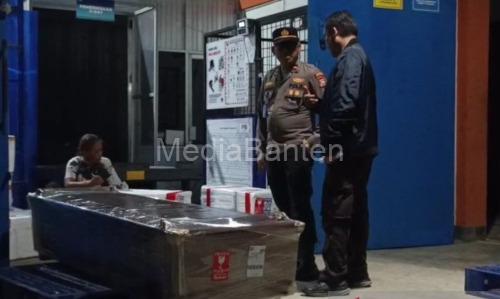 Peti jenazah ABK KM Arpadatu I sat akan dikirim ke Jakarta. Foto Antara