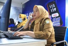 Petugas yan melayani apliasi Laksa di Kota Tangerang. Foto: Antara