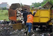 Personel Kebersihan DLH Kota Tangerang. Foto Antara