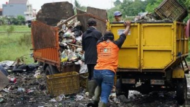 Personel Kebersihan DLH Kota Tangerang. Foto Antara