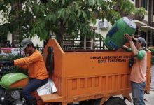 Petugas kebersihan dari DLH Kota Tangerang. Foto: Antara