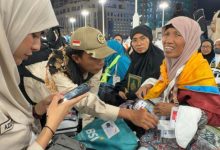 Pewarta yang harus mengalah dalam menjalankan tugas berita untuk melayani jamaah haji. Foto Antara