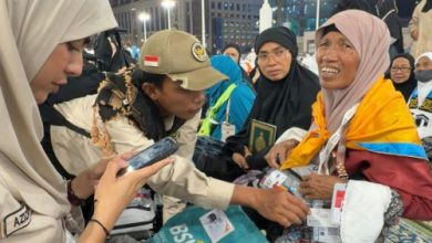 Pewarta yang harus mengalah dalam menjalankan tugas berita untuk melayani jamaah haji. Foto Antara