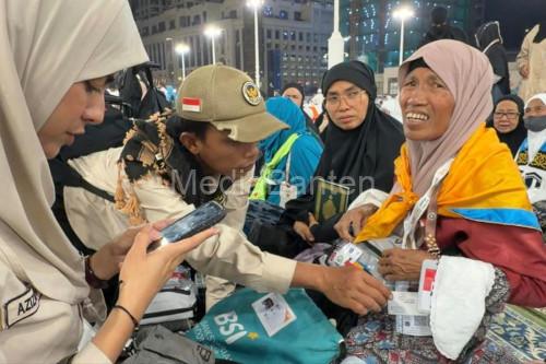 Pewarta yang harus mengalah dalam menjalankan tugas berita untuk melayani jamaah haji. Foto Antara