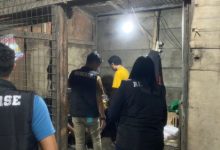 Penyitaan minuman tuak di warung remang-remang. foto: Yono
