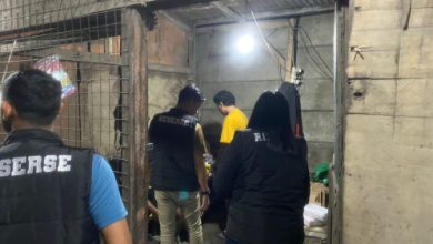 Penyitaan minuman tuak di warung remang-remang. foto: Yono