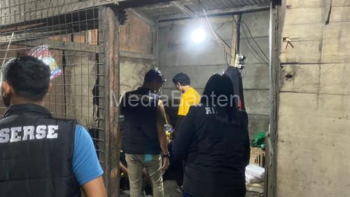Penyitaan minuman tuak di warung remang-remang. foto: Yono