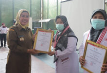 Bupati Serang, Ratu Tatu Chasanah memberikan piagam penghargaan bagi pendonor darah sukarela. Foto: Aden Hasanudin