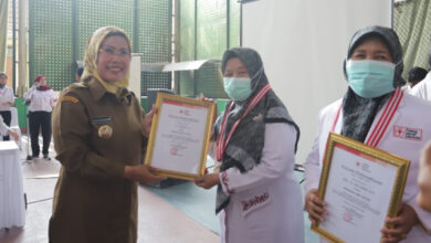 Bupati Serang, Ratu Tatu Chasanah memberikan piagam penghargaan bagi pendonor darah sukarela. Foto: Aden Hasanudin