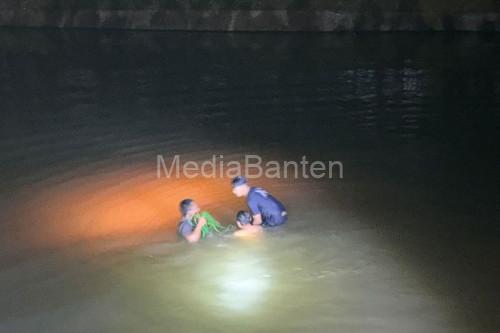 Evakuasi penumpang yang tewas akibat pickup terjun ke Sungai Irigasi Pamarayan. Foto: Antara