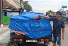 Pikup pengangkut beras jadi korban banjing loncat di JLS Cilegon. Foto Daeng Yusvin