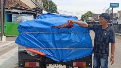 Pikup pengangkut beras jadi korban banjing loncat di JLS Cilegon. Foto Daeng Yusvin