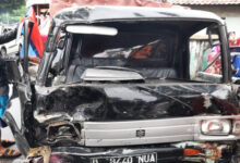 Mobil pikup ringsek setelah terlibat tabrakan beruntun di Baros. Foto: Hendra Hermawan